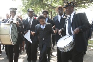 Treme saison 1 épisode Daymo's funeral. Batiste joins the Parada. Alcide and Randall catch up with their father