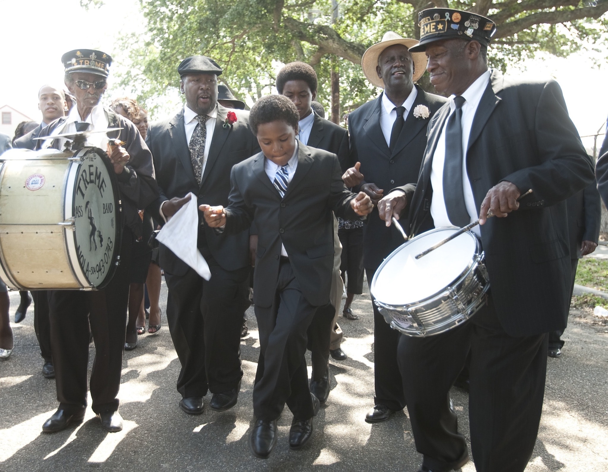 Treme saison 1 épisode Daymo's funeral. Batiste joins the Parada. Alcide and Randall catch up with their father