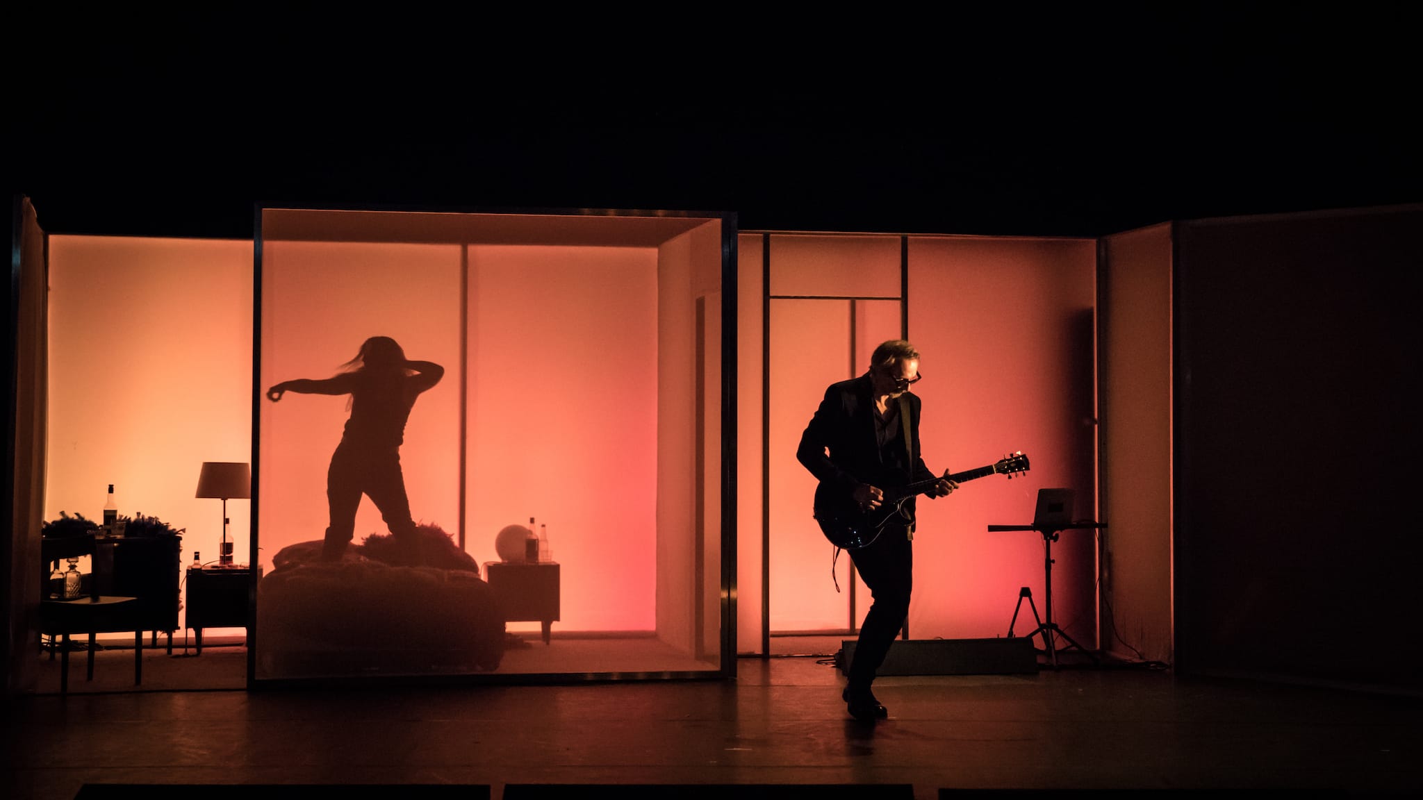 ♥ Critique Avignon Off / "Janis" de Nora Granovsky : comme un cri qui perce la nuit 2 Janis de la Cie Bvzk (c) Simon Gosselin photo spectacle