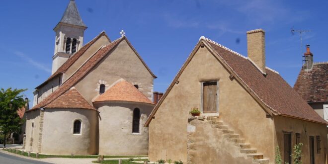 église saint martin de vic et la maison berrichonne à son chevet photo