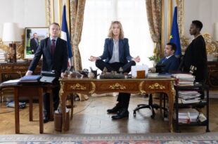sous contrôle de charly delwart image série télé comédie politique