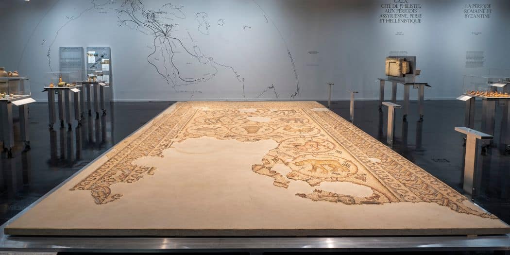 Scénographie de l’exposition « Trésors retrouvés de Gaza, 3000 ans d'histoire », du 03 avril au 02 novembre 2025, à l’Institut du monde arabe à Paris.