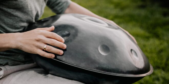 gros plan musicien jouant du handpan image musique