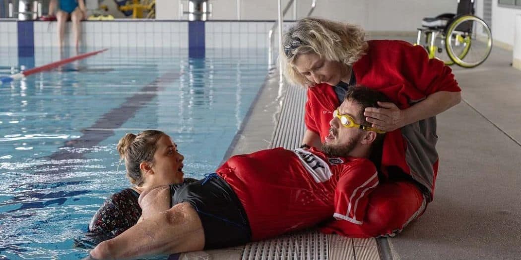 Scène de piscine du film Pour le meilleur : Pierre Rabine allongé au bord du bassin, Lilly-Fleur Pointeaux dans l'eau,