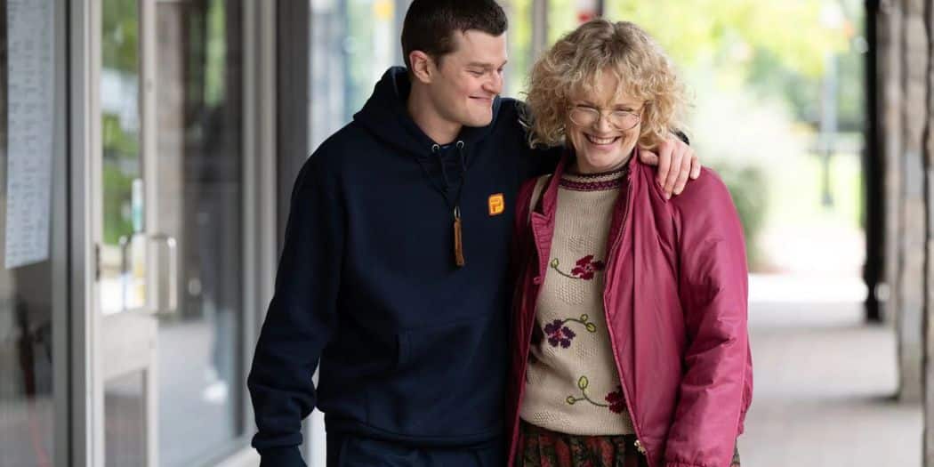 Maxine Peake et Robert Aramayo dans le film Plus fort que moi (I Swear, 2026)