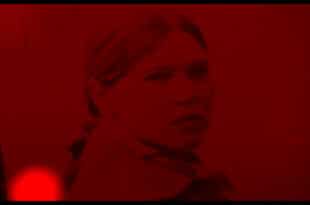 Léa Seydoux éclairée en rouge dans L’Inconnue d’Arthur Harari