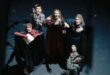 Cinq comédiens de la troupe en costume de Macbeth, saisis en pleine répétition sur le plateau dans De la Comédie-Française