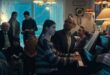 Famille réunie autour d'un piano dans un salon norvégien, scène du film Fjord