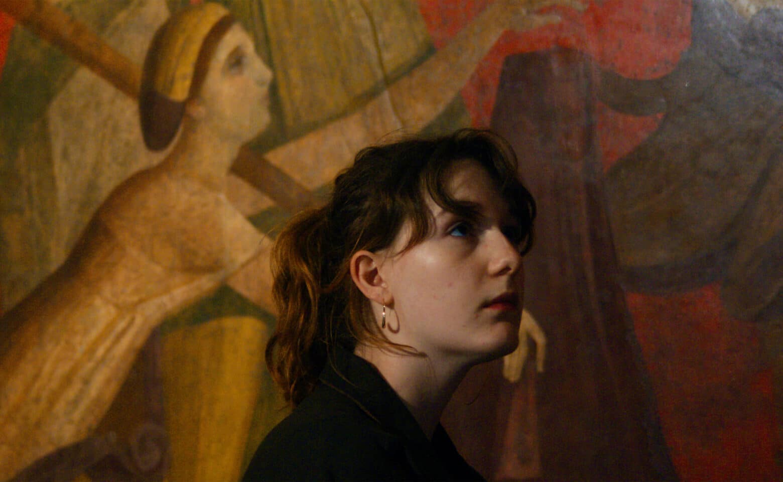 Une jeune fille devant une fresque antique dans La Gradiva de Marine Atlan
