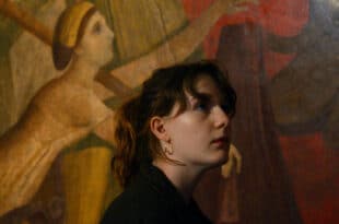 Une lycéenne devant une fresque antique dans La Gradiva de Marine Atlan