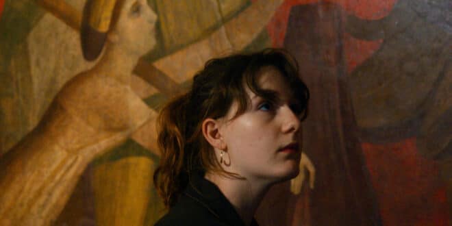 Une lycéenne devant une fresque antique dans La Gradiva de Marine Atlan