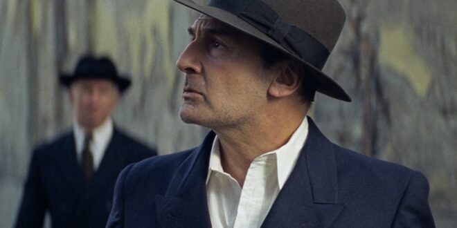 Gilles Lellouche, coiffé d’un chapeau, dans le rôle de Jean Moulin dans Moulin (2026).