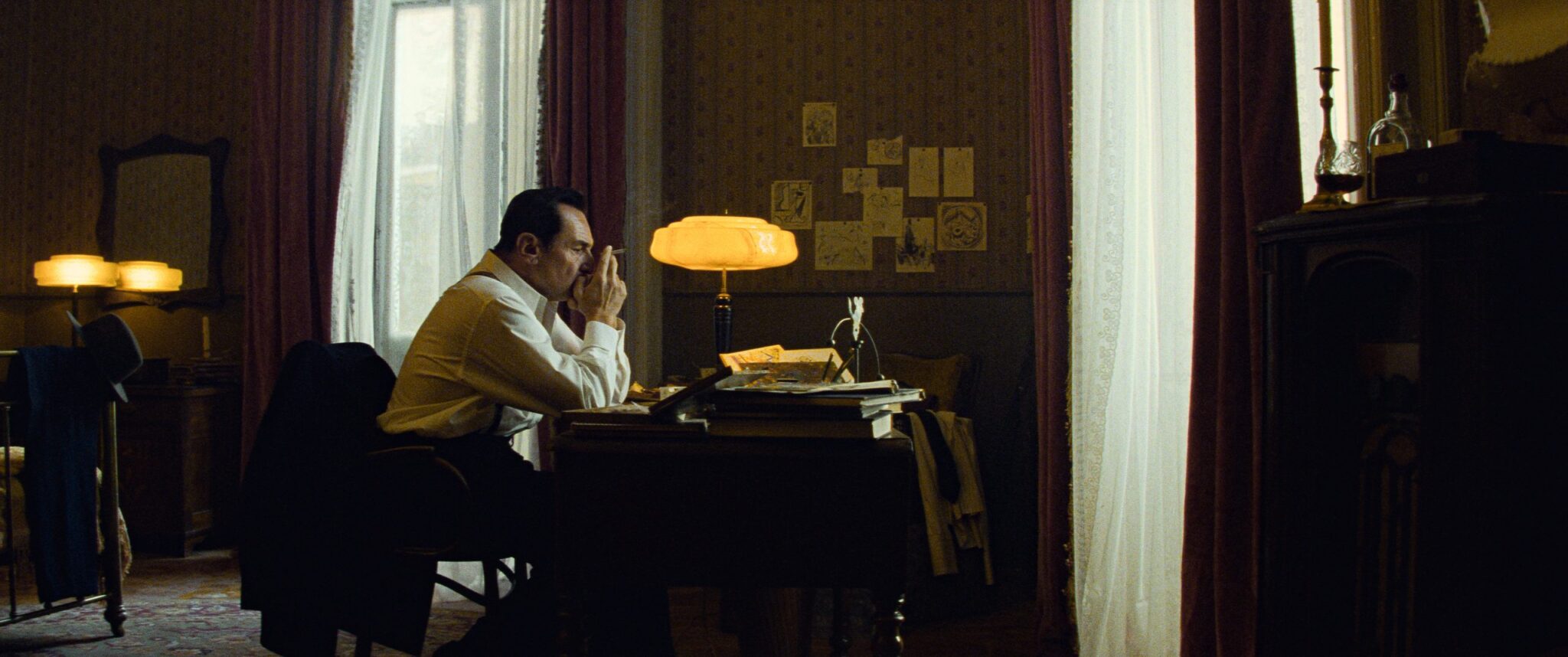 Gilles Lellouche interprète Jean Moulin, assis à son bureau dans le film Moulin (2026).