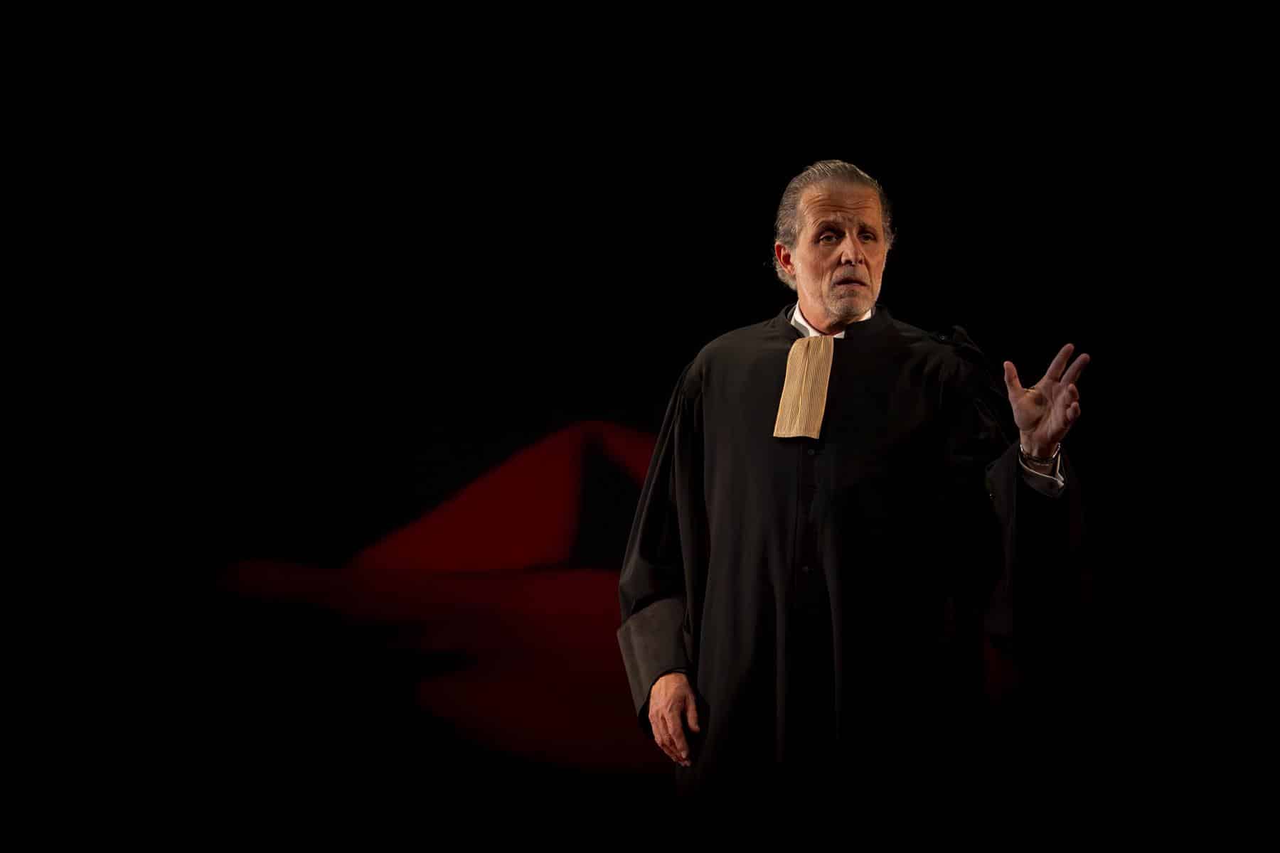 Stéphane Guillon en robe d’avocat, une main levée, dans Robert Badinter, l’enragé de justice.