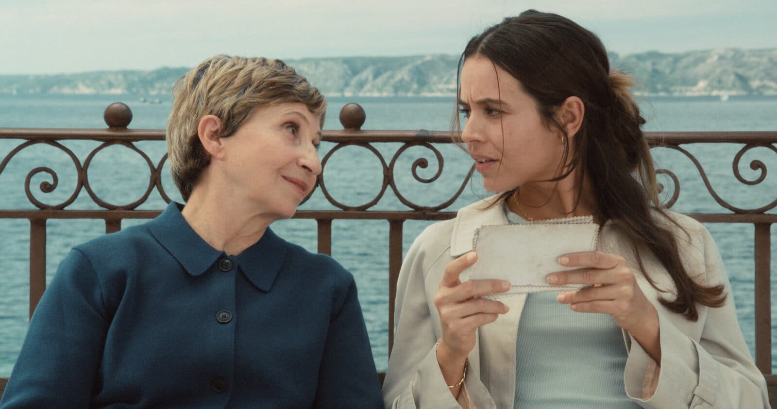 Ariane Ascaride et Marilou Aussilloux devant la mer dans Une femme aujourd’hui ; Juliette tient une photographie.